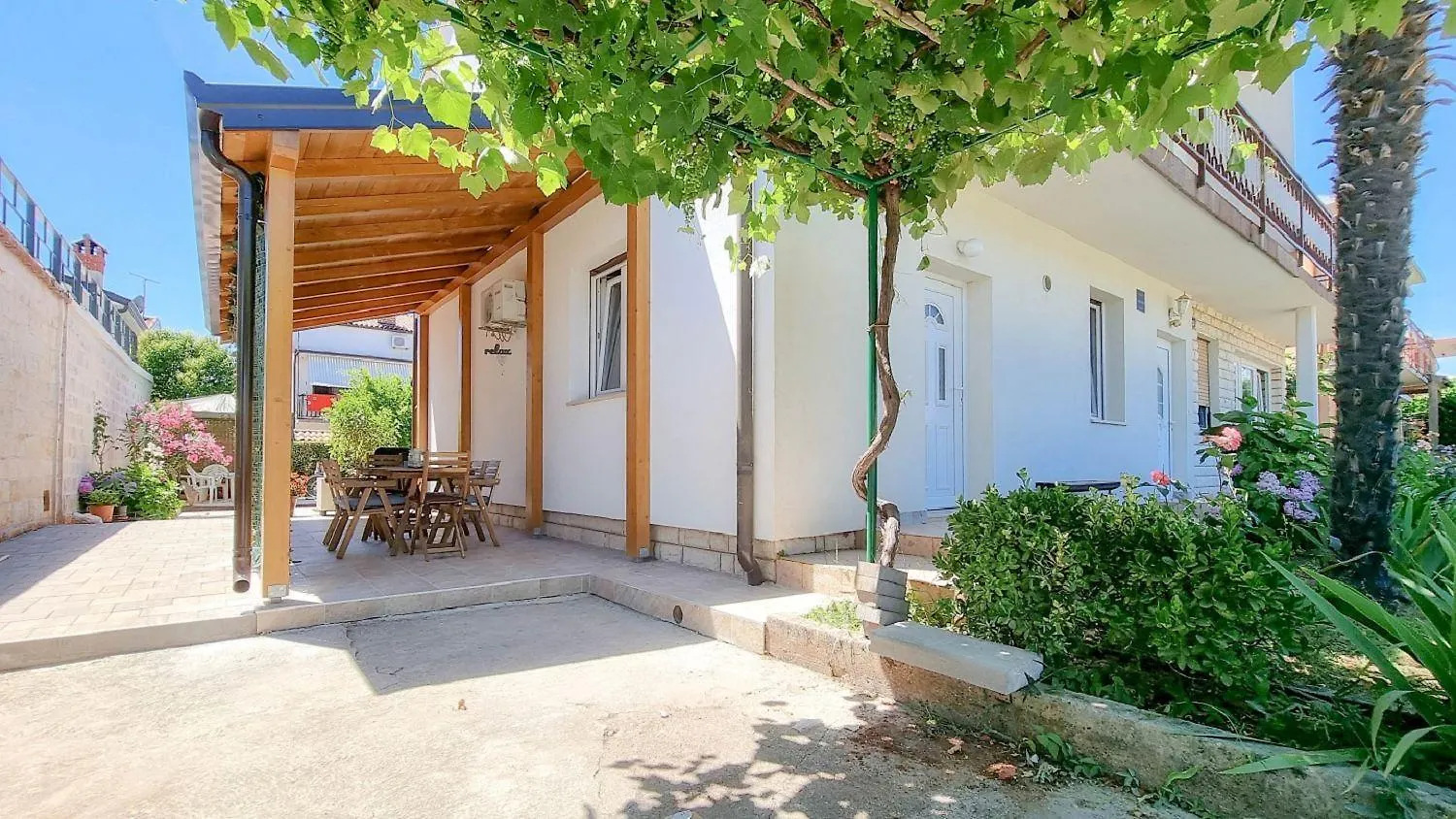 Bezauberndes Apartment Nur 250 Meter Zum Strand Mit Garten, Klima, Waschmaschine Umag Croatia