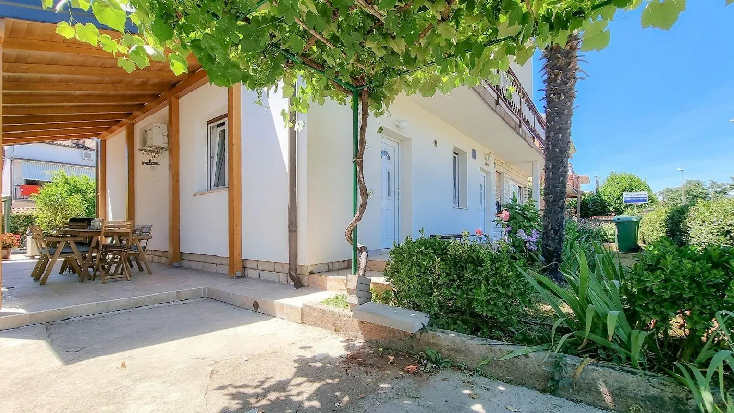 Bezauberndes Apartment Nur 250 Meter Zum Strand Mit Garten, Klima, Waschmaschine Umag